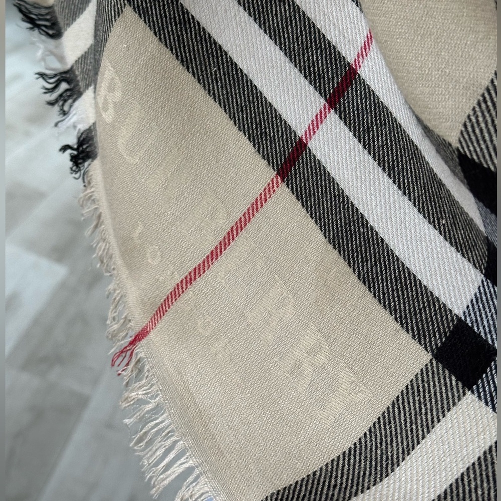 BURBERRY London Large Cashmere & Silk Heritage Check Scarf - Picture 4 of 12